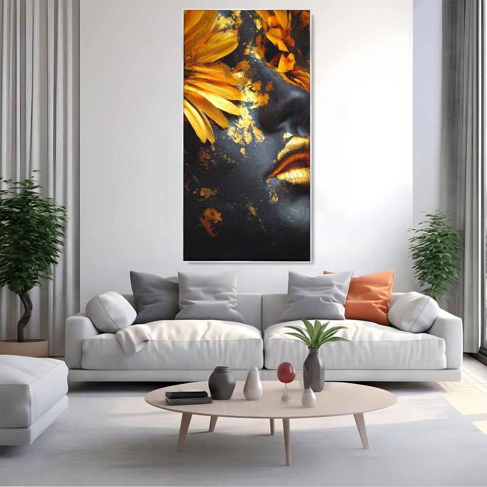 Tablou canvas cu tablou canvas cu portret feminin si foita aurie, in rama de aluminiu argintiu, pe perete intr-un living